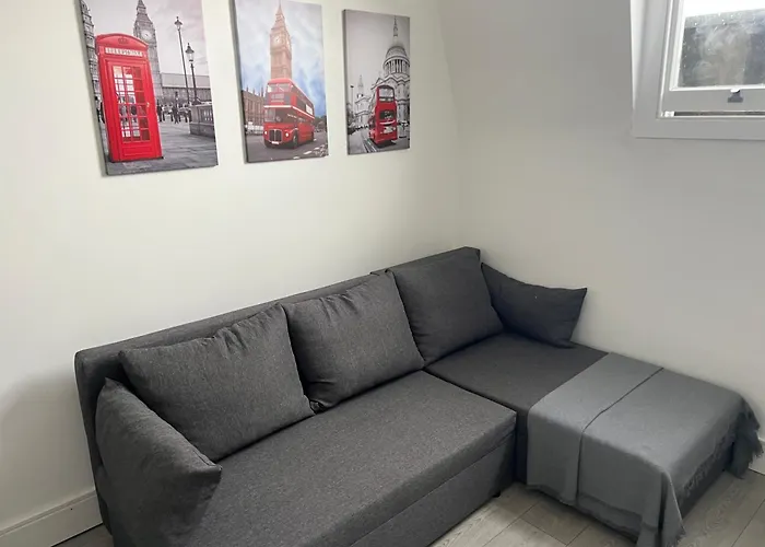 2 Bed Apartment In Central London On 3Rd Floor - Newly Refurbished - No Lift